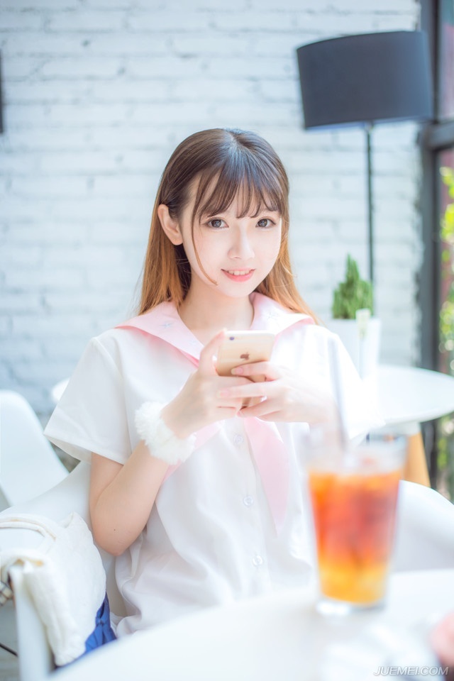 那段岁月，无论从何种角度读你，你都完美无缺，你所缺少的部分，也早已被我用想象的画笔填满。